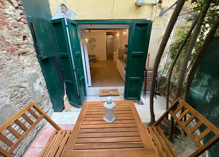 Il Cortile Tra I Portici